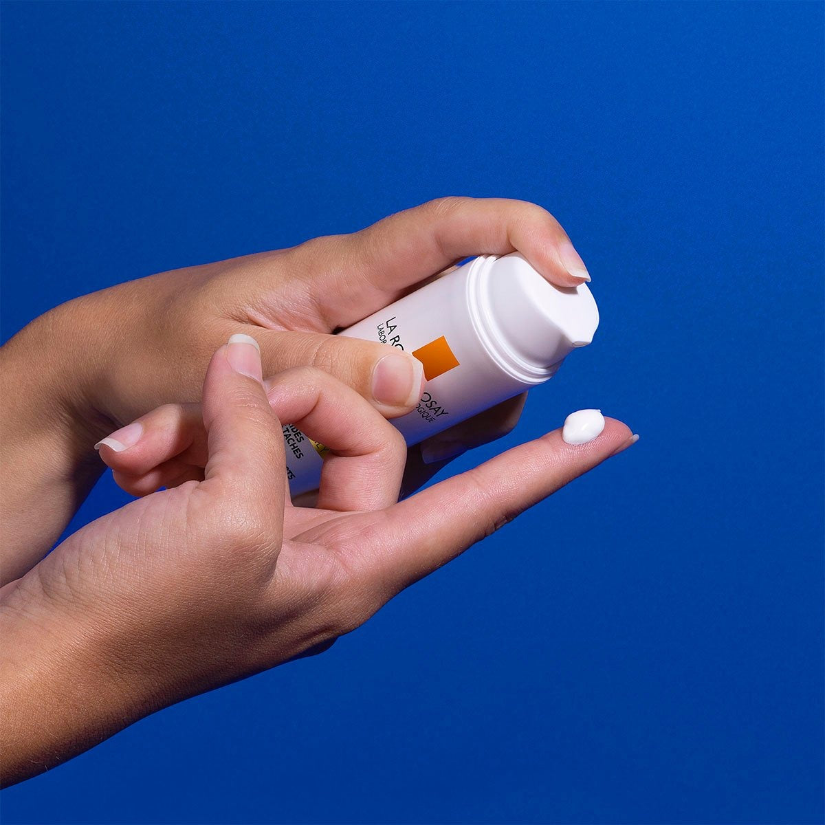 קרם יום קליל המסייע בתיקון סימני הזדקנות 50 SPF -מכיל 50 מ"ל - לה רוש פוזה